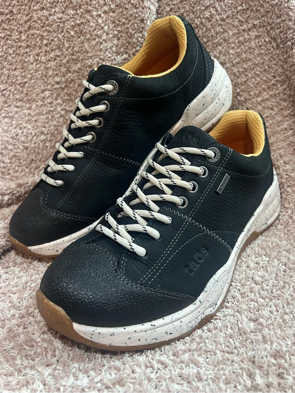 NWOT‎ Women's Taos Shasta Black Nubuck Waterproof Hiking Sneakers SIZE 8.5
